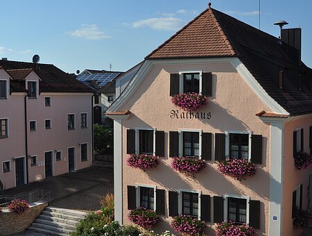 Rosa Gebäude auf dem Rathaus steht